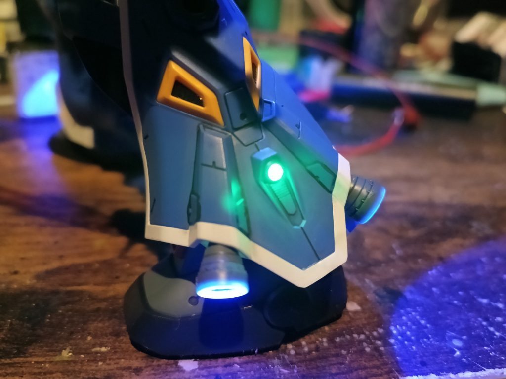 脚部のバーニアはブルー、スラスターのようなモールドはセンサーと脳内設定しWAVEのレンズパーツを接着してグリーンを入れました👍