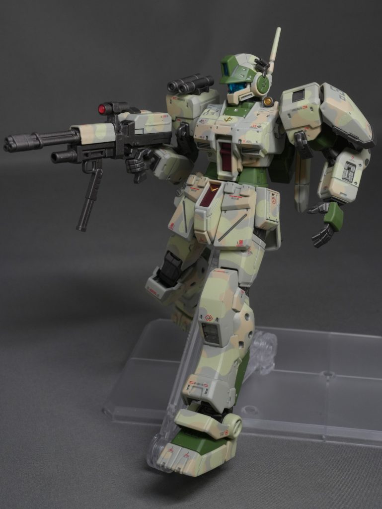 ちなみに３回ほど失敗して、やり直してます（汗）最初はフリーハンドの筆塗りで迷彩をやろうとして進めるも、柄に納得行かずやり直し・・・２度目はマスキングテープで迷彩柄を切り出して塗り分けようとするも、時間かかり過ぎて断念！