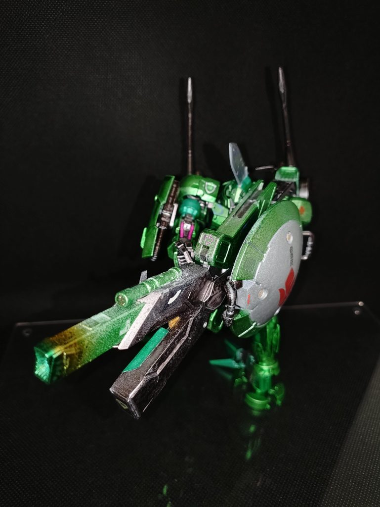 展開式電磁投射砲「ギャラクシーライフル」グシオンリベイクフルシティのシールド予備パーツを改造。砲身伸縮式電磁投射砲と小型高硬度レアアロイ弾頭を装填した弾倉で構成されている。ぶっちゃけ通常弾頭サイズのダインスレイヴである。そりゃあんだけ禁止兵器撃ち込まれたら条約なんてガン無視して備えるわ！