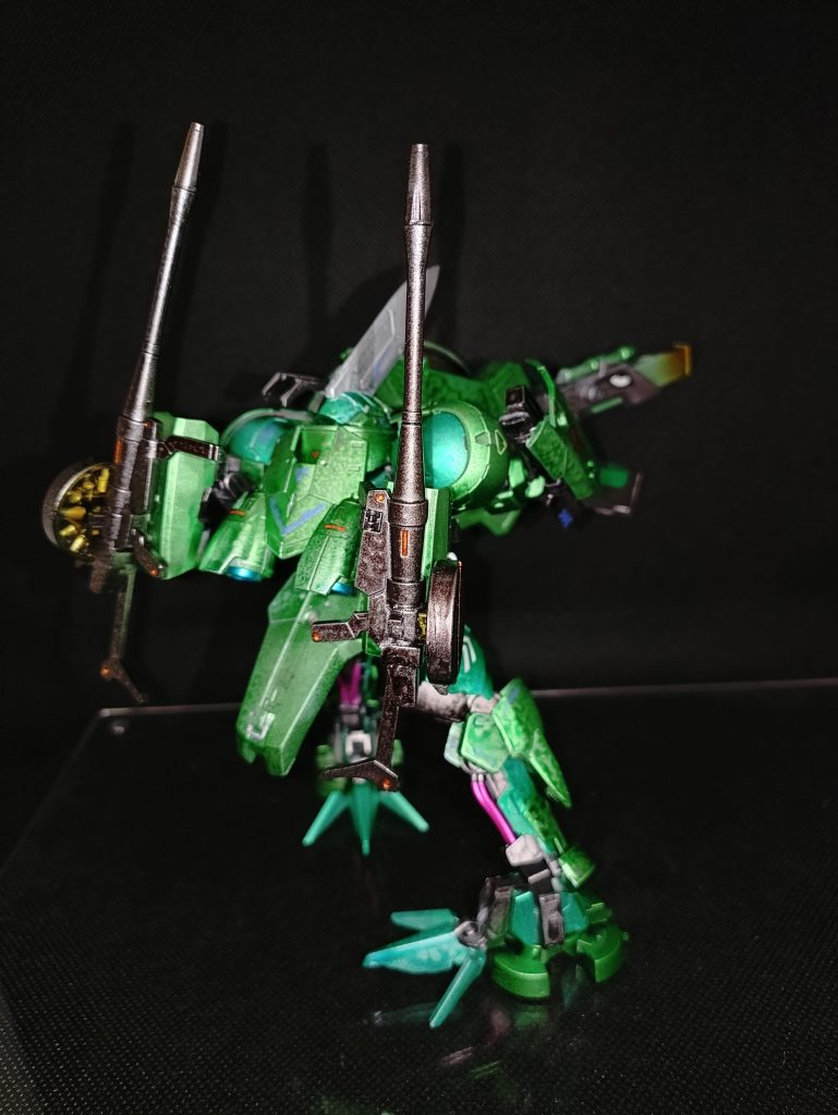 と、長々と捏造設定でした！因みに実際の改造コンセプトはミキシング素材の余り物の集合体(酷)塗装もガンダムマーカーセットを専用色目当てで複数買いした結果余ってたメタリックイエローグリーンを主に塗装。そしてトップコートを溶剤系で間違えて吹いた結果マダラに💦