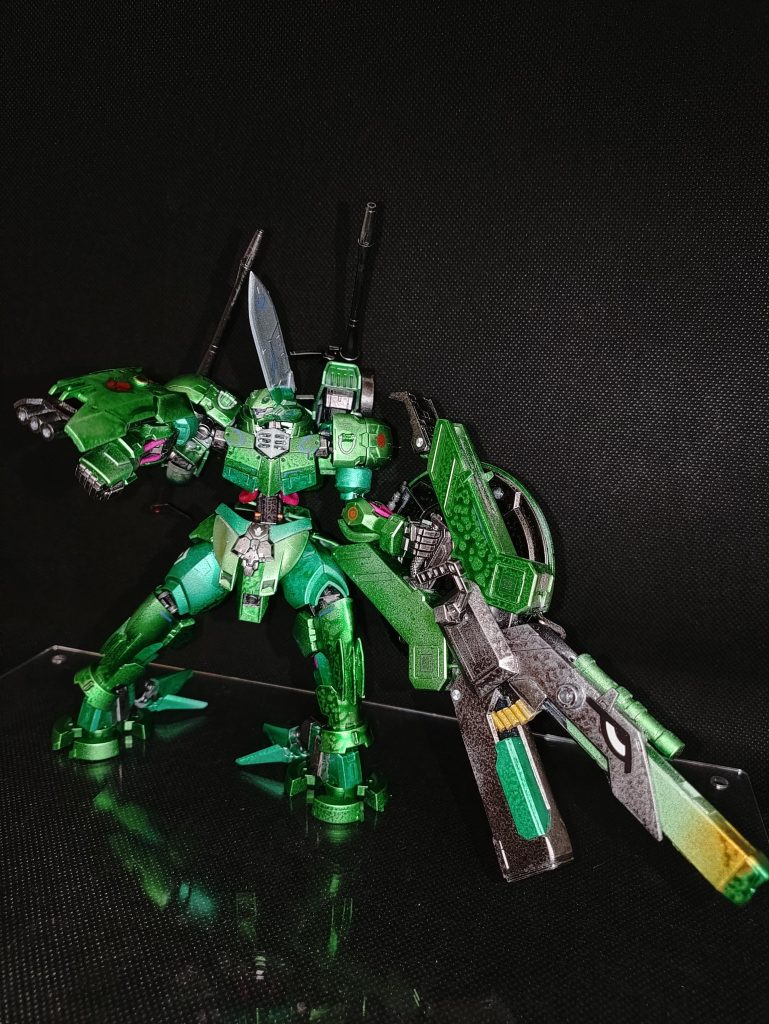 近〜中距離は3連装ハンドキャノンで対応。重装甲で受け流しながら射撃で対応するコンセプト。それでも格闘戦に持ち込まれたら···