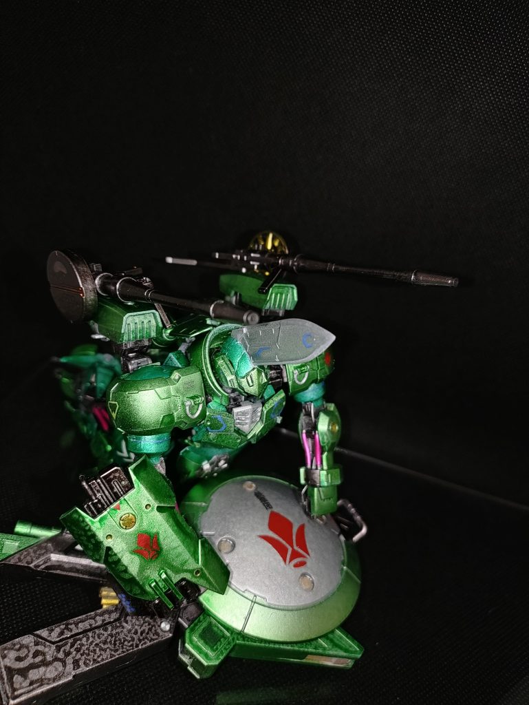 遠〜中距離は肩部ブースターにマウントしたヴァルキュリアライフルで対応。