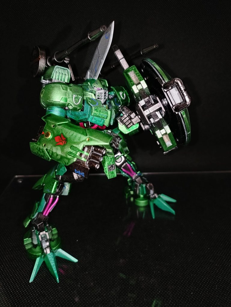 フェイスガードを装着し脚部を反転させてグラップラーモードに！シールドで受ける衝撃を脚部逆関節により吸収し頭部の剣を叩きつける最終手段である。(そもそも接近戦に持ち込まれないように運用しましょう)