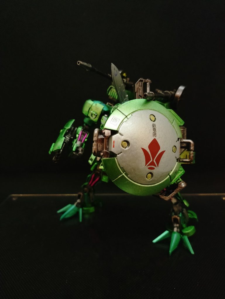 タービンズ残党への嫌疑を逸らすため鉄華団のマークをデカデカと掲げた増加シールド。円形の盾で受け止めるより受け流す事を主眼に置いている。傾斜をつければ本家ダインスレイヴも受け流せる強度を持つ。