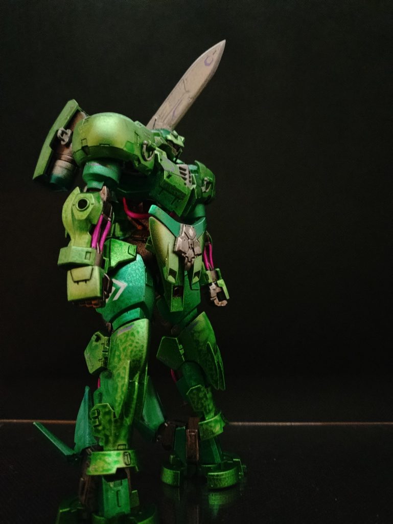 マクギリス·ファリド事件時に大破漂流したヘルムヴィーゲ·リンカーをタービンズ残党が密かに回収。有名無実化した禁止兵器ダインスレイヴに対抗する為、歳星に遺された予備パーツ等を注ぎ込み改造した姿である。完成後、鉄華団残党へ譲渡された。