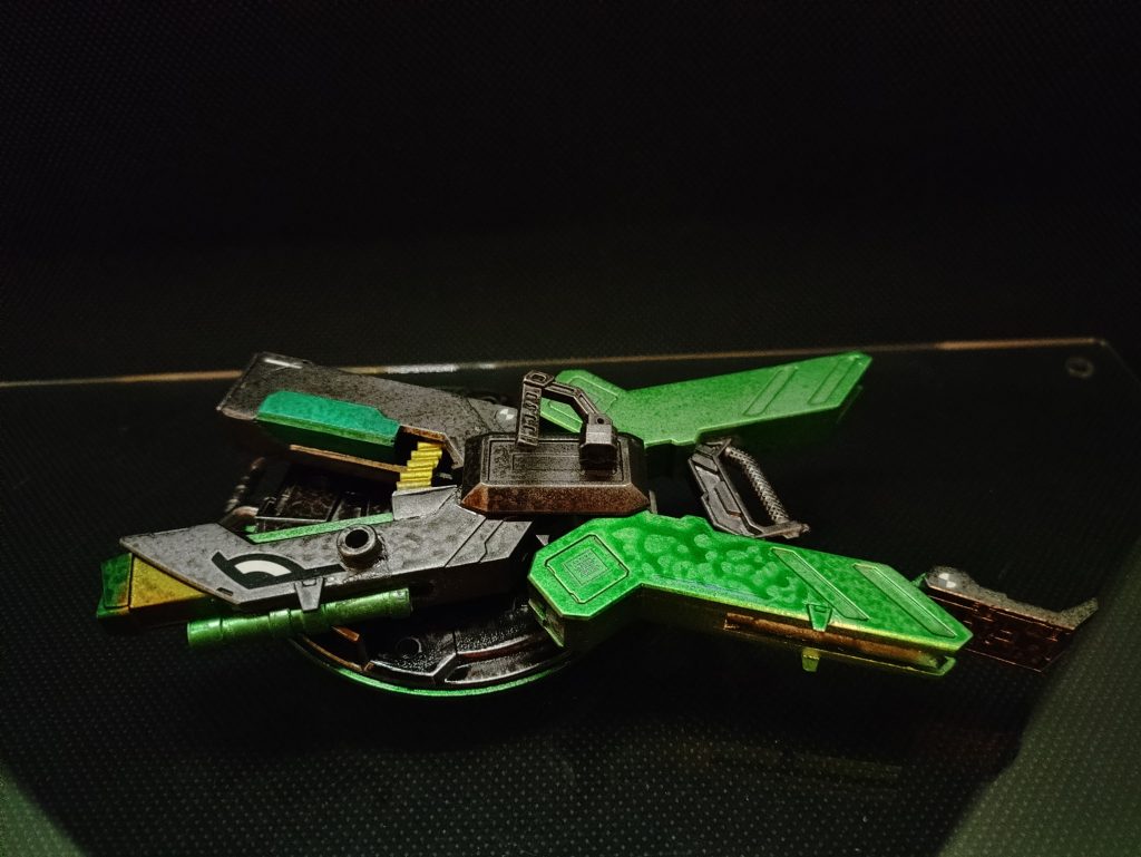 シザーシールド部展開。仰々しい持ち手や肩掛け部分は冷却システム。