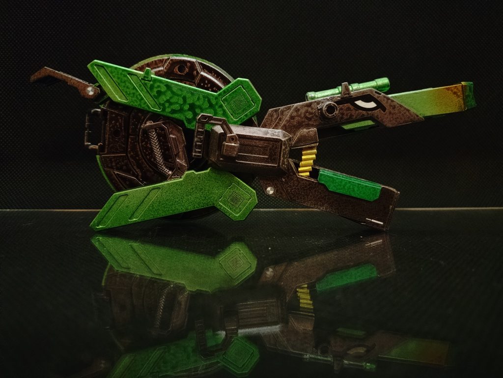 砲身を伸ばしシールドを回転。通常弾頭サイズの高硬度レアアロイ弾頭がチラ見え。