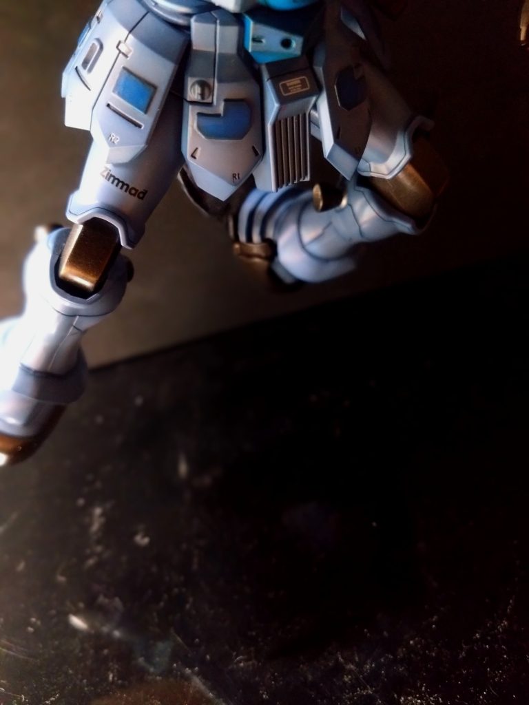 脚部太ももの部分に企業や軍の文字を貼り付けるのが自分は好きなのですが、ガンプラとそれに関連する物が世から消え失せたタイミングだったので定価で入手するのに苦労しました😅