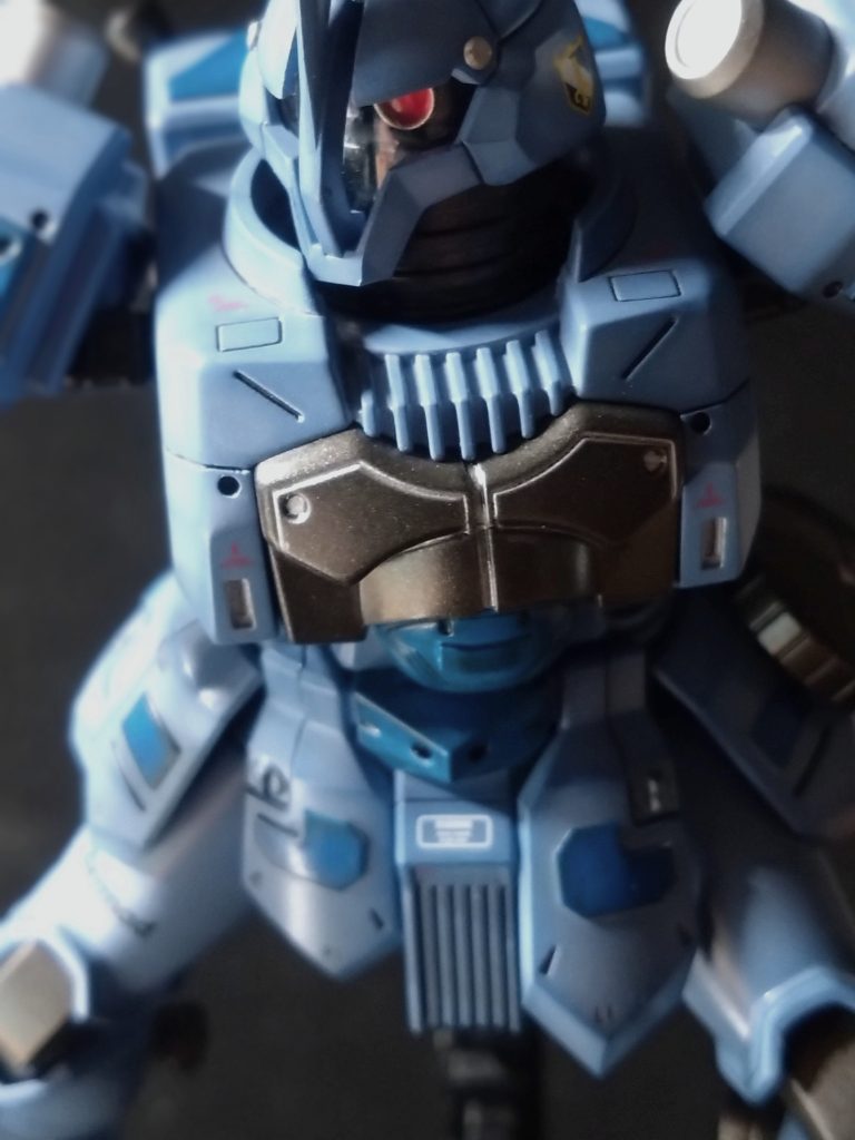 上半身モノアイはメタルパーツに交換してあります。