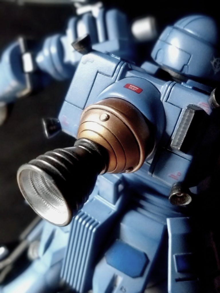 背面ヅダのメインとも言える大型のブースター。かなりカッコよくロマンの塊ですね🎵球体の部分にはメタルパーツを取り付けてあります。