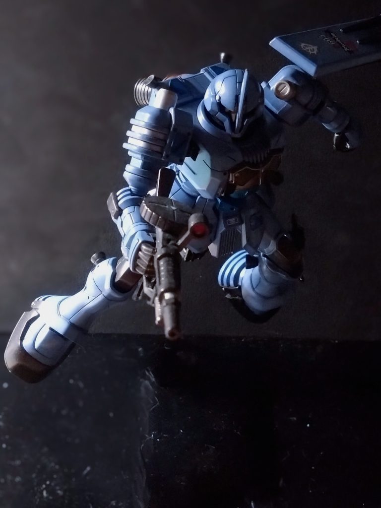 ヅダは正面に影が集まったほうが個人的にはカッコいい気がします。MSイグルーは大好きな作品で歴史に名を残さなかった機体、そのパイロット、散る時の最後の輝きに涙がこぼれました😭 最後までご覧下さりありがとうございました。