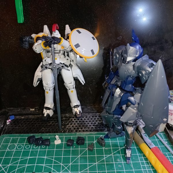 ガンダムW30周年記念にRGトールギスEWをパチ組！ミキシングするには勿体ない出来栄え···でも混ぜちゃうwwwやりたい構想は頭にあるけど素材が中々···あーでもないこーでもないと付け外ししてる時が一番楽しいまであるwww尚、年内完成は㍉な模様(・ω・｀)ﾃｶﾞｵｿｰｲ（2枚目）