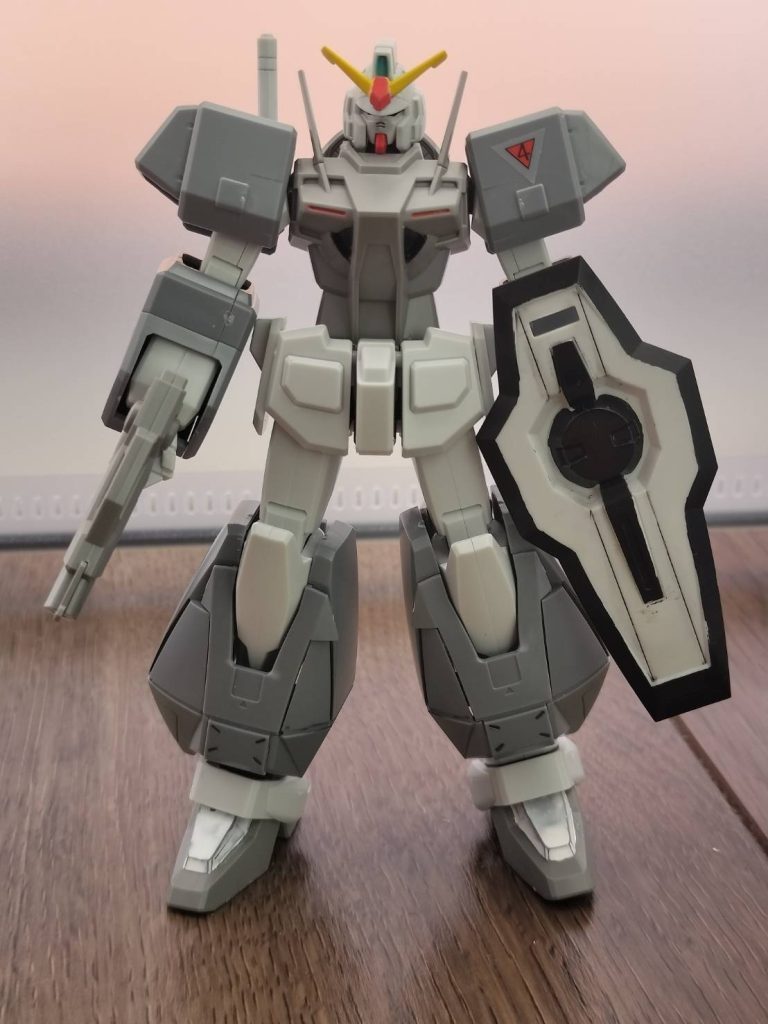 HGですらないFGのOガンダムです。間接ミジンコなので躍動感はありません。ま、作中でもGN粒子放出してふわふわ浮いてるだけでしたからね。