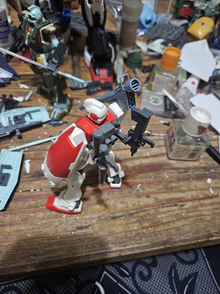 作品名：重装備ジムコマ<p>モルモット隊のジムコマは両肩にビームスプレーガンとマシンガンを背負ってたけどそうなるとバズーカ干渉するなあ 何より宇宙用だと四角バーニアと干渉して誘爆しそう…</p>
