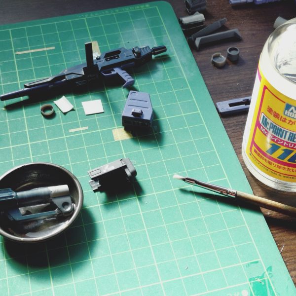 マラサイ用に作ったバズーカﾊﾞﾗしてバーザム改のグレネード付きライフル作ってましたが、息子達が帰省したり親族宅に挨拶やらでデカール→トップコートは休み明けになりそうです（2枚目）