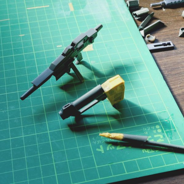 マラサイ用に作ったバズーカﾊﾞﾗしてバーザム改のグレネード付きライフル作ってましたが、息子達が帰省したり親族宅に挨拶やらでデカール→トップコートは休み明けになりそうです（3枚目）