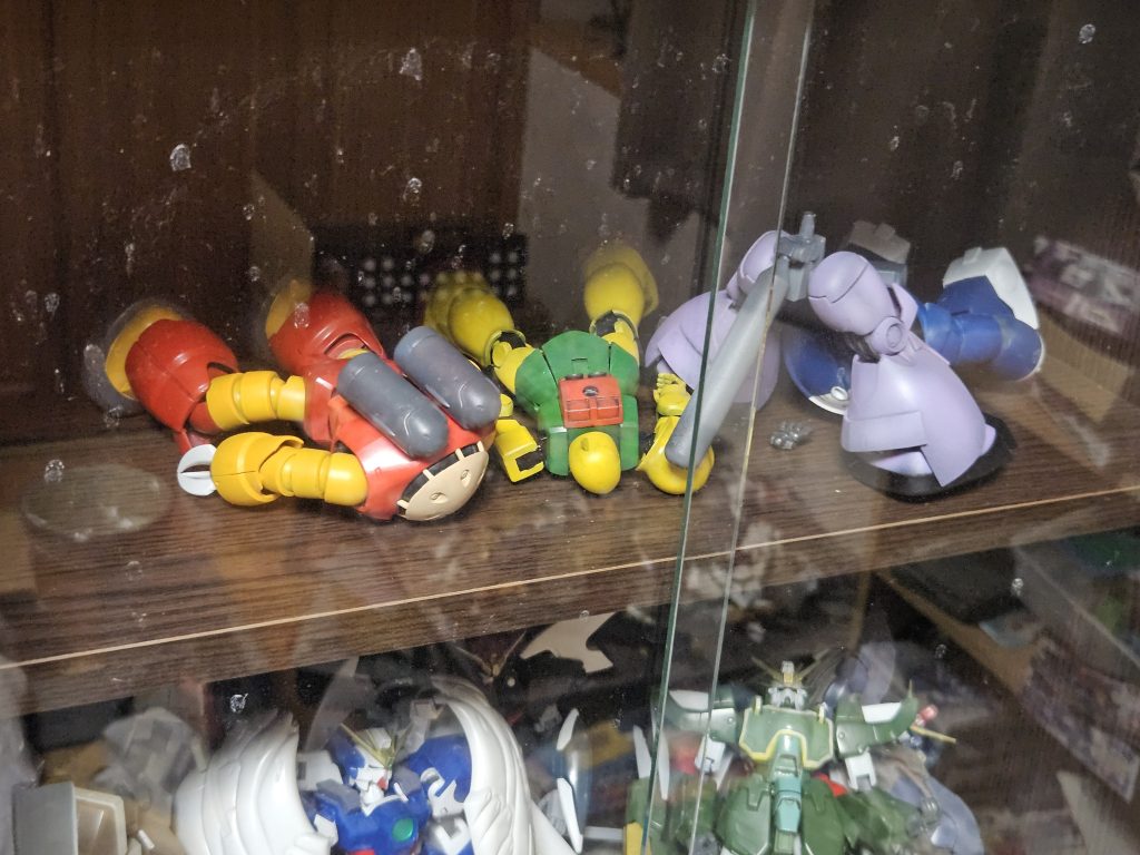 作品名：この前の地震<p>この前の青森沖地震の影響で実家のシャー達が仲良くずっこけていた(^^;</p>
