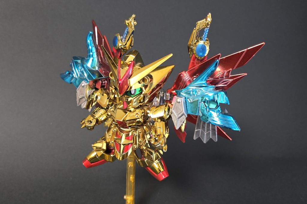 フロントビュー素体はほぼLGBBそのままですが、V字アンテナ中央のパーツは元祖のものを加工して取り付けてます。元祖のメッキパーツはだいぶ経年劣化で色褪せてしまっていたのでクリアーで再塗装しています。シルバーメッキ部分はグリーンスタッフワールドのクロームシルバーで再塗装しました。グリーンスタッフワールドの塗料、筆塗りで本当にメッキそのものの質感になるのでオススメです