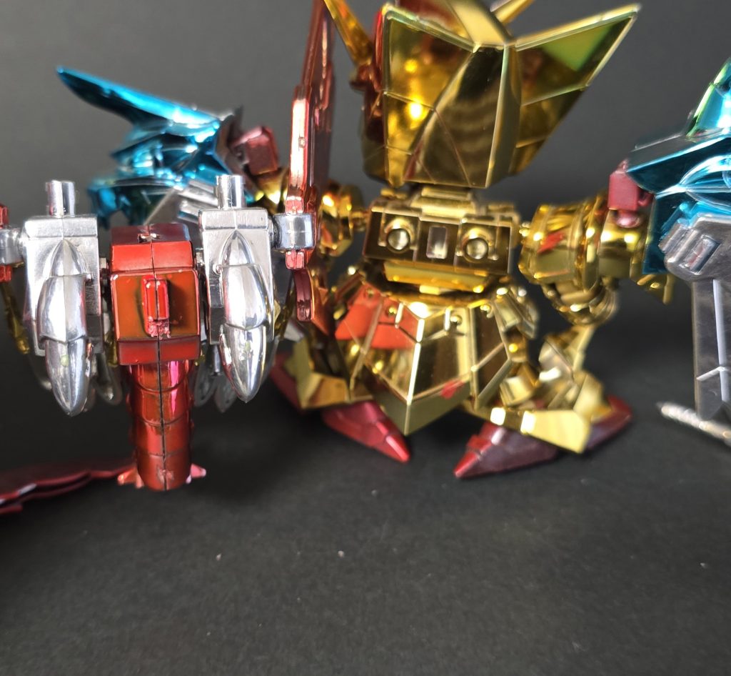 ご参考に、背中の接続部はこんな感じです。ピンの横幅はピッタリ同じですが、元祖側がやや縦幅長いので少し削ってあげればピッタリと入ります。