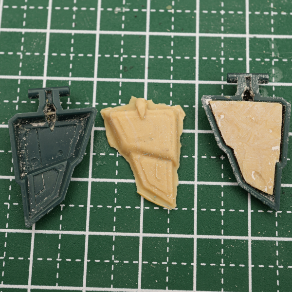 パテで色々やってみた！肩の裏側は普通に埋めてプラバンでやった方が良さそう...（3枚目）