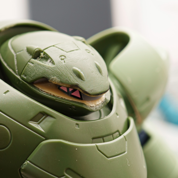 前回はプラバンと真鍮線で固定して、今回は磁石とパテで作り直した。目を少し動かせるようになりました👌（2枚目）