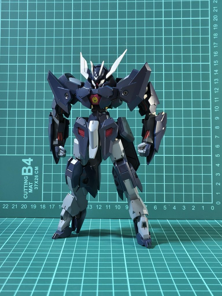 プロポーション改修は首2mm、ウエスト9mm、太腿2mm延長。股関節4mm幅増し。ウエストはバルバタウロスのパーツを使い延長、フレームを3mm短縮してバランスを取っています。太腿の装甲は2mm幅増し。足首をグレモリーに変えてハイヒール化。マントは布と針金で制作しました。