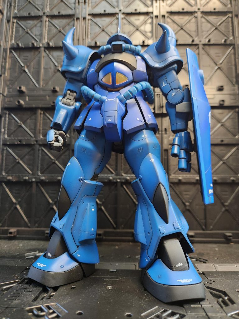 私は「機動戦士ガンダム」作品を熱愛し過ぎて、制作していない間の何十年間も、馴染みのお店でガンプラを買い続け、眺めては積みを重ねてきました。ファーストと呼ばれる作品、OVA作品、また外伝的なゲーム作品や、ギレンの野望の様なIF的なものまで、宇宙世紀に萌えに萌えています。ですのでモデラーではなく、今年からやっとガンプラを制作し始めた「ただのガンダム好き」です。特別な知識も技法もないのです。 しかしここGUNSTAでも、SNSでも色々な魅力的な作品が拝見出来て、YouTube等の動画でも制作風景や解説が見れる、大変ありがたい時代です。私はガンダムが好き過ぎと言いましたが、設定重視の作品も、オリジナリティ全開の作品も、どちらも大好物です。MSV直撃世代なので、エース仕様機や地域により改修された機体や派生し開発された機体、開発途中にあるプロトタイプ的な機体は大抵は飛びつきます。そんな私がガンプラを作る時に意識している事は、制作毎に一つでも何かにチャレンジし「うぉぉ!格好良い!」と自分で思うガンプラです。 写真のMGグフver.2は三作目に作ったものです。この時は全塗装とスジ彫り、デカールワークに挑戦しようと頑張りました。始めはスジ彫りの力加減がわからず友人に聞いてみたら、「乾燥してる素麺が折れない程度だ」と言われ、なるほどそうなのか!と思いましたし、実際上手く出来る事が多くなりました。単純な工作しか出来ませんが、設定に近くしたいと思い調色したり、表面処理をきっちりしたいと意識したりと、漠然と作るより楽しかったのを覚えています。