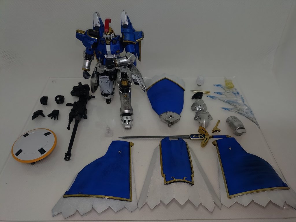 RGトールギスEWを素体に某騎士王風の見立て装甲を追加しましたヽ(=´▽`=)ﾉトレーズ様のドーバーガンを正面に立てた直立ポーズが余りにもアレに見えたので(時系列は逆)つい💦