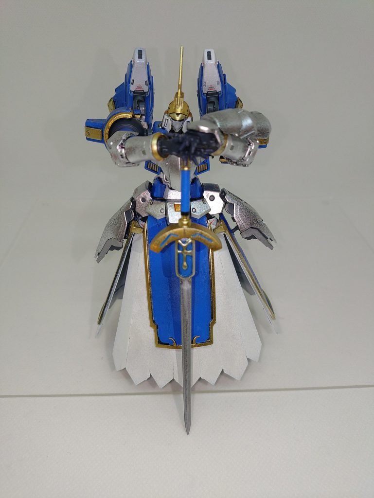 トサカをアホ毛イメージのブレードアンテナに差し替え。手首軸に左腕手甲を取付。コックピットハッチを展開して胸部装甲を挿し込み固定。サイドスラスターの固定ピンにスカートを挿し込み固定。フロントスカート裏に仕込んだネオジム磁石に前垂れを取付。リアスカートに軸を引っ掛けてスカートを取付。