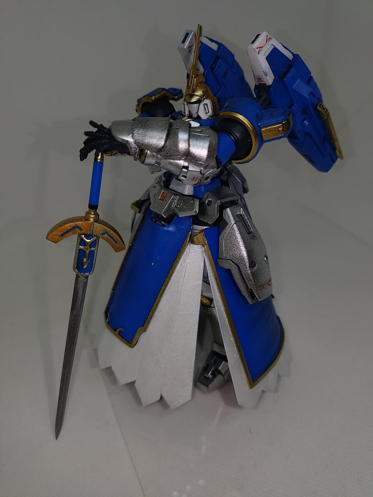 エクスカリバーは30МFエンチャンターの剣を加工。ブレストプレートは30ММスピナティオのナイトの装甲。スカートはプラコップにプラ板を接着して作成。