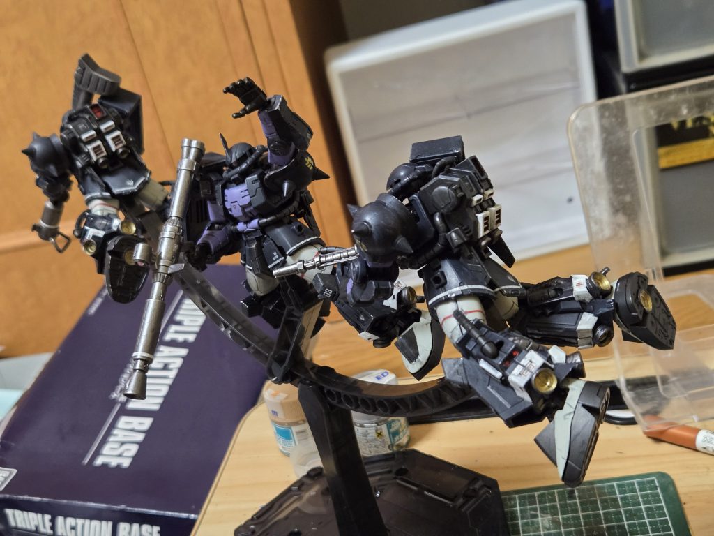 ディスプレイスタンドはプレバンでプレゼント企画やってたトリプルアクションベースです。自宅の魔窟から掘り出してきました