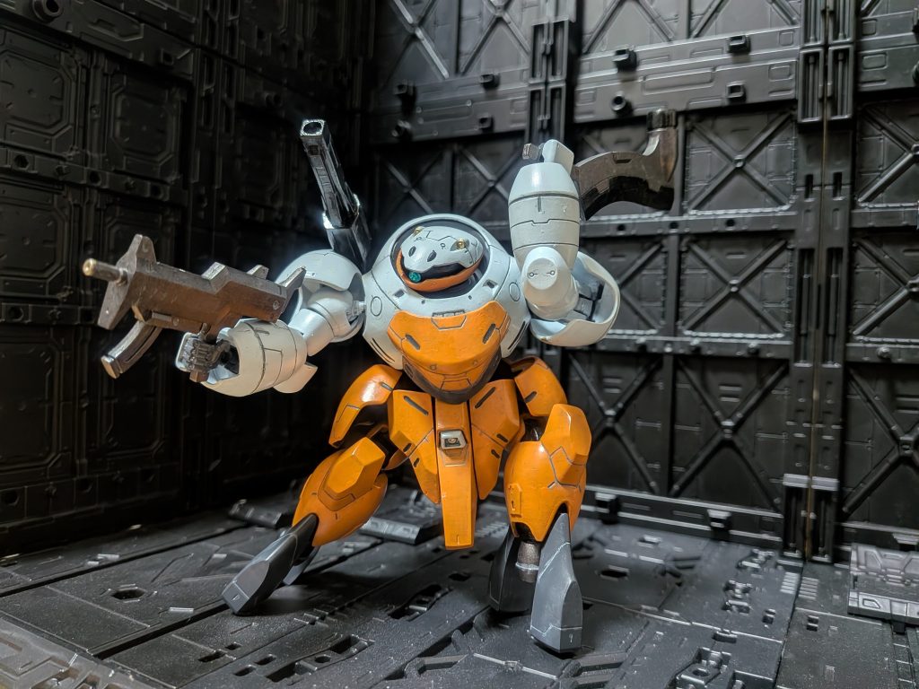 モノアイを変えて、装備が少ないので肩にキャノンを付けてみました。ディテールが多いので余り手を加えなくても完成度が高いキットだと思いました。作っていくと愛着が湧いてきてお気に入りの機体の一つになりました。ご覧頂きありがとうございます。