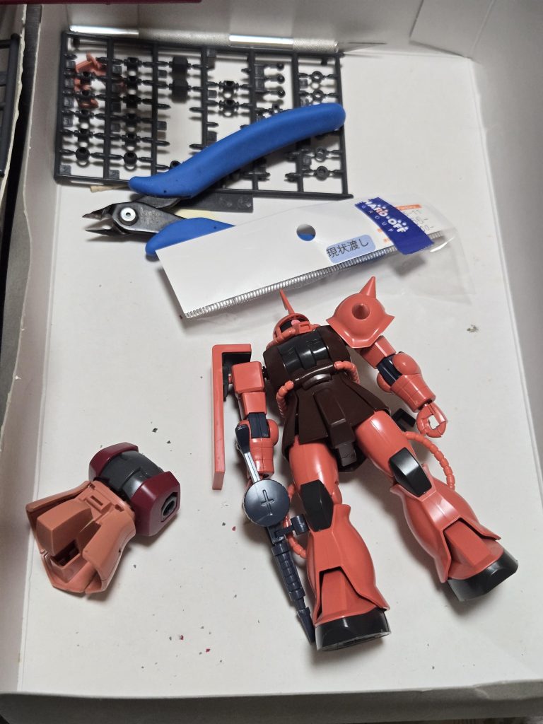 ぱち組ジャンク品で安く買ってきたシャアザクのパーツを流用することに