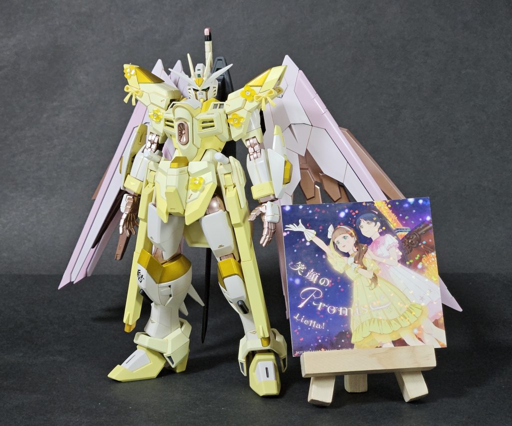 本体は桜小路きな子の衣装のイエロー、プラウドディフェンダーは葉月恋の衣装のピンクにしました。これにより第10話の物語およびCDジャケットの「きな子を背中から見守り支える恋」という構図を表現。