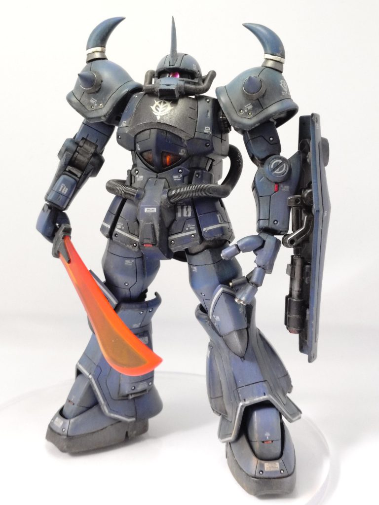 【改修】非常にいいキットなので少しだけ。いじったのは、アンテナ尖らせ、モノアイ交換、肩スパイク基部にコトブキヤのモデラーズサポートグッズ丸ノズルをかませて前後のスパイクもコトブキヤのものに交換。動力パイプは中にアルミの針金を入れてWAVEのスプリングに交換。左手のバルカンは独立させて切り離し、指先は長さをばらつかせて針金軸のプラパイプ、先端にメタルピン。シールド裏にジャンクとプラ棒で作った何かをごちゃっとつけています。股間は軸の付け根にプラ辺をつけて左右1mmずつ幅増し。膝は逆関節側に少し曲がるように、腿メカ部の干渉部分を削っています。ヒートサーベルも少し尖らせました。あとは1.0mmメタルボールと、プラ棒で作ったレッドチップをちらほらつけています