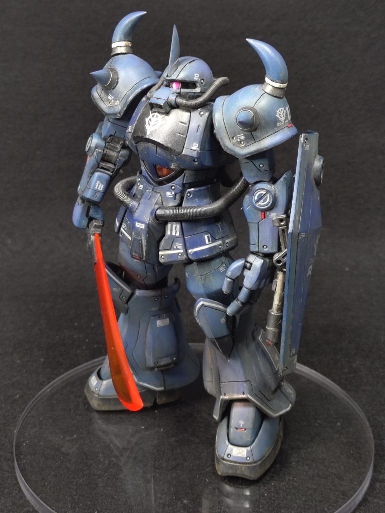 【仕上げ】その後、社外品のデカールを貼って、タミヤのエナメルでスミイレしてガイアの半光沢セミグロスクリアープレミアムを砂吹Mr.ウェザリングカラーのマルチホワイトを薄く塗ってティッシュで軽くたたき褪色表現、よく乾燥させて2倍希釈したグランドブラウンでウォッシング、よく乾燥させてさらにMr.水性ウェザリングペイントのファインダストでウォッシング。砂がたまりそうなところに少しだけMr.ウェザリングカラーのライトグレイッシュを塗ってこすりつけ、足先に同じくグランドブラウンを塗ってこすりつけています。最後にタミヤエナメルのメタリックグレイで少しだけチッピング