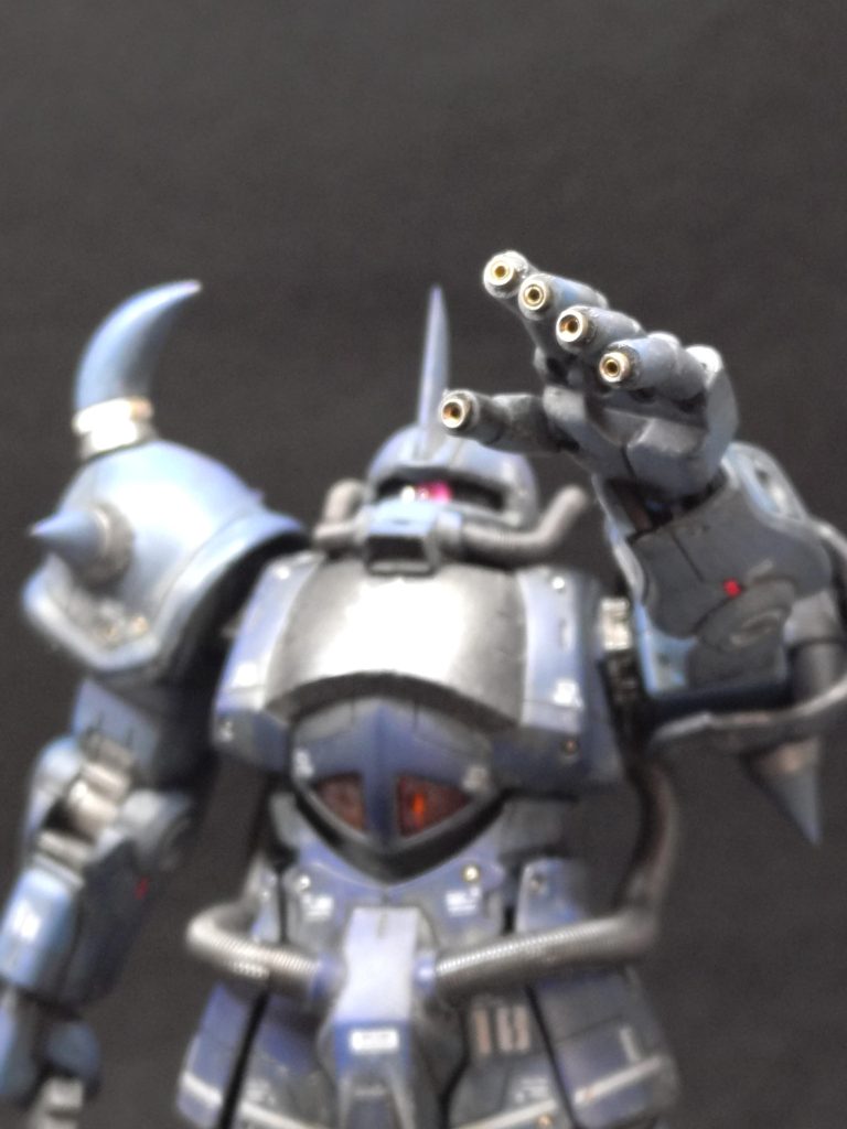 左手バルカン。曲がっていると弾が出なそうですが、手に表情がついて満足です。一本ずつ独立して動きますし、指先の関節は針金なので慎重に曲げればまっすぐにも戻ります