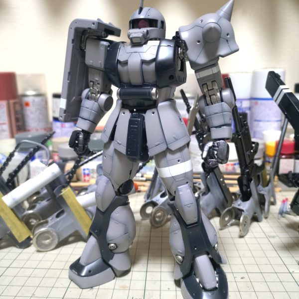 明日から天気悪いので気合いで一気に本体の塗装完了❗️明灰白色に茶色混ぜて薄っすら茶色味がかったグレーと、カウリング色、ランドセルにGXメタルブラック。渋いかも？（笑）零式21型を連想出来るかと言ったら…………？（笑）脚の後ろのフレアはカウリング色にした方が良いかな？色のバランス見ながら修正するか？（2枚目）