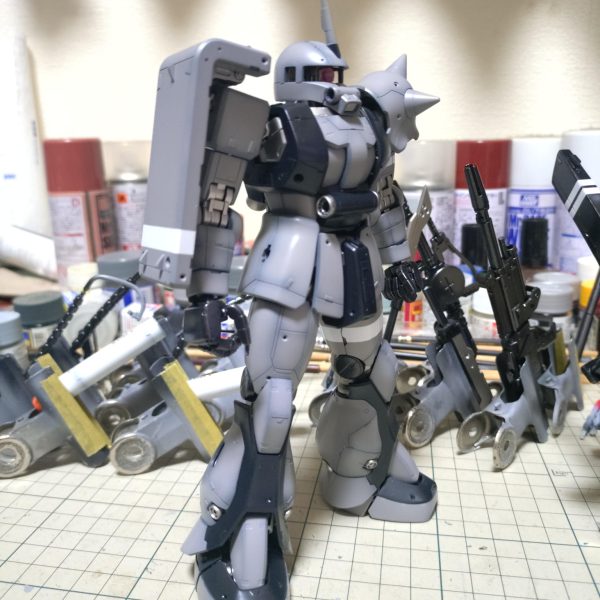 明日から天気悪いので気合いで一気に本体の塗装完了❗️明灰白色に茶色混ぜて薄っすら茶色味がかったグレーと、カウリング色、ランドセルにGXメタルブラック。渋いかも？（笑）零式21型を連想出来るかと言ったら…………？（笑）脚の後ろのフレアはカウリング色にした方が良いかな？色のバランス見ながら修正するか？（3枚目）