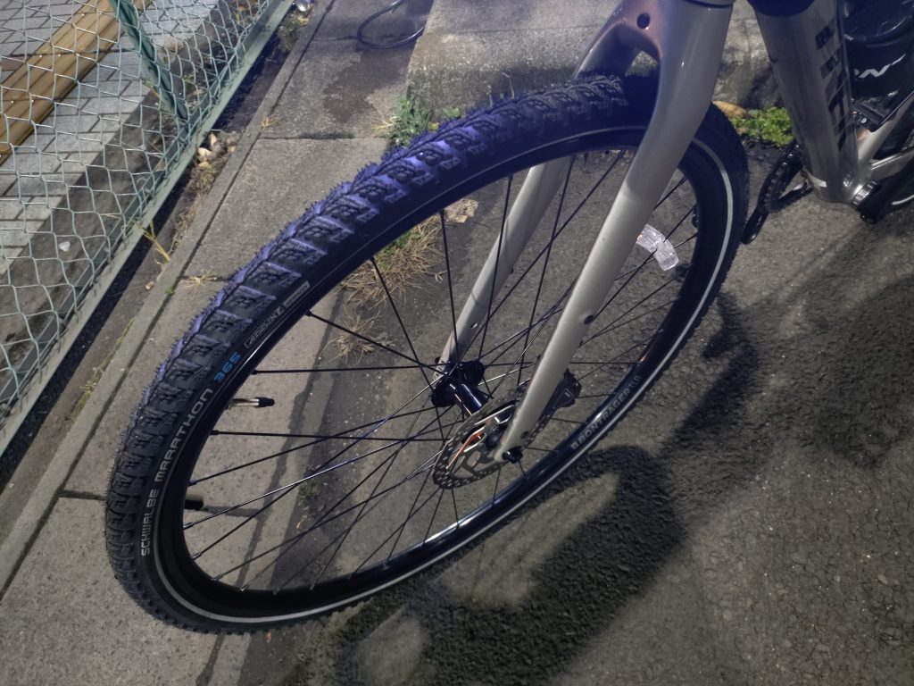 作品名：冬用タイヤ交換❗️<p>皆様、車の冬用タイヤの交換はお済みでしょうか？ 宮城県仙台市でも今日初雪降りましたのでトレックFX3のタイヤも冬タイヤに交換しました。 オールシーズンタイヤのシュワルベマラソン365に交換❗️ 夏タイヤみたいに冬にコンパ […]</p>
