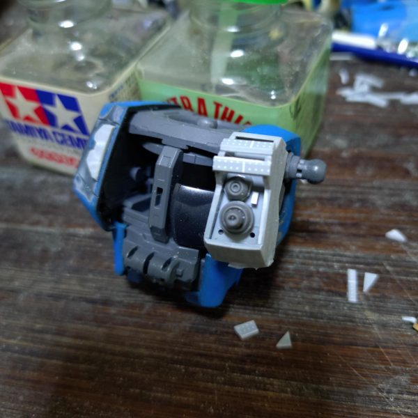 左胸に対人、対物用の機銃とセンサー追加しました。陸ガンをパクリました（笑）（2枚目）