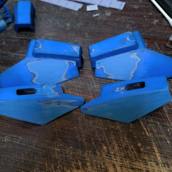 レッグアーマーのこの凸ディテール、精度がイマイチなので削り取ります。このぐらいの面積のパーツを削って落とすのは以外と大変なんですよねぇ～こんな時に重宝するのがデカいヤスリ‼️（笑）他を傷付けないようにヤスって削り取ります。スジ彫りとプラ板ディテールを少し追加。腕、脚はもう少し煮詰めます。あっ、それと、リニューアルする時はいちいち塗装を落としたりしません（笑）面倒くさいので………（笑）（2枚目）