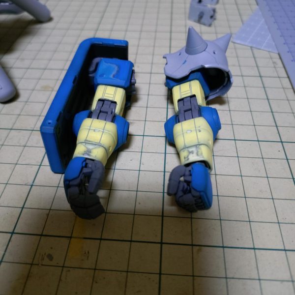 レッグアーマーのこの凸ディテール、精度がイマイチなので削り取ります。このぐらいの面積のパーツを削って落とすのは以外と大変なんですよねぇ～こんな時に重宝するのがデカいヤスリ‼️（笑）他を傷付けないようにヤスって削り取ります。スジ彫りとプラ板ディテールを少し追加。腕、脚はもう少し煮詰めます。あっ、それと、リニューアルする時はいちいち塗装を落としたりしません（笑）面倒くさいので………（笑）（4枚目）