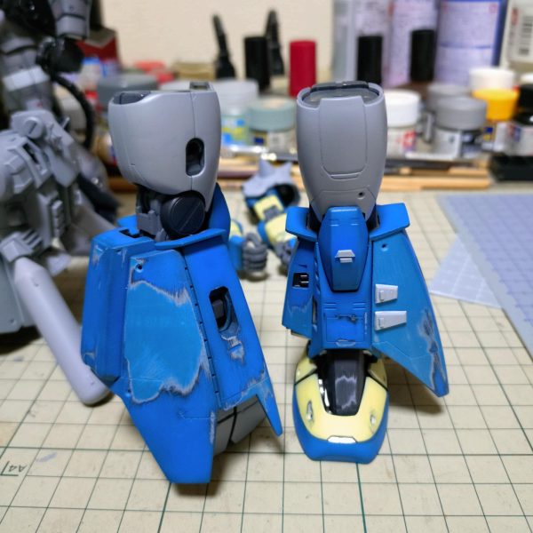 レッグアーマーのこの凸ディテール、精度がイマイチなので削り取ります。このぐらいの面積のパーツを削って落とすのは以外と大変なんですよねぇ～こんな時に重宝するのがデカいヤスリ‼️（笑）他を傷付けないようにヤスって削り取ります。スジ彫りとプラ板ディテールを少し追加。腕、脚はもう少し煮詰めます。あっ、それと、リニューアルする時はいちいち塗装を落としたりしません（笑）面倒くさいので………（笑）（3枚目）