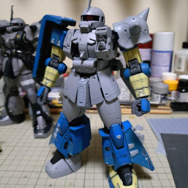 レッグアーマーのこの凸ディテール、精度がイマイチなので削り取ります。このぐらいの面積のパーツを削って落とすのは以外と大変なんですよねぇ～こんな時に重宝するのがデカいヤスリ‼️（笑）他を傷付けないようにヤスって削り取ります。スジ彫りとプラ板ディテールを少し追加。腕、脚はもう少し煮詰めます。あっ、それと、リニューアルする時はいちいち塗装を落としたりしません（笑）面倒くさいので………（笑）（5枚目）