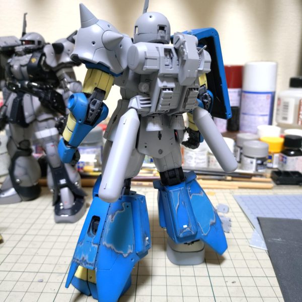 レッグアーマーのこの凸ディテール、精度がイマイチなので削り取ります。このぐらいの面積のパーツを削って落とすのは以外と大変なんですよねぇ～こんな時に重宝するのがデカいヤスリ‼️（笑）他を傷付けないようにヤスって削り取ります。スジ彫りとプラ板ディテールを少し追加。腕、脚はもう少し煮詰めます。あっ、それと、リニューアルする時はいちいち塗装を落としたりしません（笑）面倒くさいので………（笑）（6枚目）