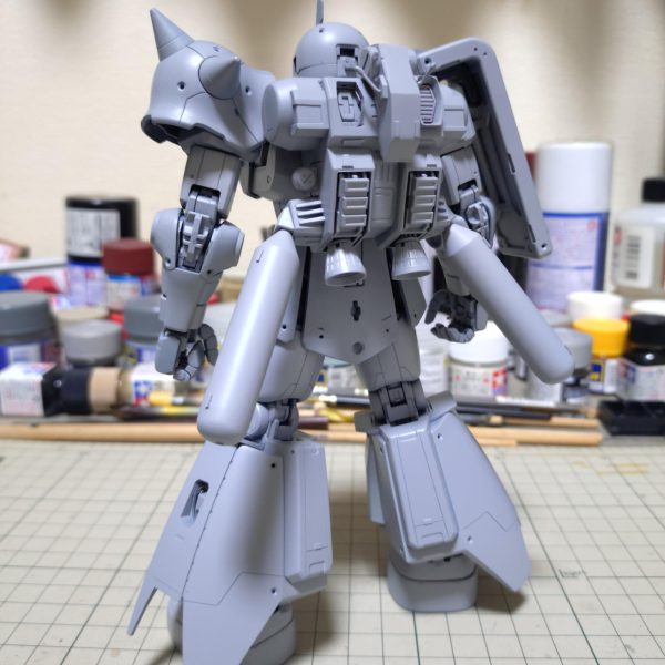 サフ吹き完了❗️サフ萌えぇ〜今回も時短目的で缶サフで（笑）吹き方さえ間違わなければ楽だしキレイに吹けるのを再認識しました。瓶のサフよりもコスパ悪いのがやっぱり難点だわな？と言いつつ、下地の黒も缶スプレーを買ってある（笑）締め切りまで時間が無いのでしょうがない………😅自分の場合サフはある程度胴体、手足と組んだ状態から吹いてます。関節周りは1度目は真っ直ぐな状態で吹いて、2度目は乾いてから曲げたフルに状態で吹いてます。バラしてから丁寧に持ち手で1個づつ塗るのが良いのかも知れませんが？横着者の私には無理………（笑）（3枚目）