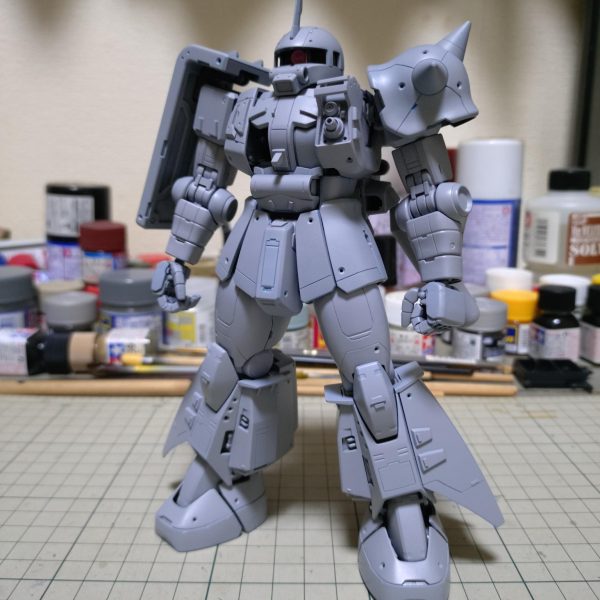 サフ吹き完了❗️サフ萌えぇ〜今回も時短目的で缶サフで（笑）吹き方さえ間違わなければ楽だしキレイに吹けるのを再認識しました。瓶のサフよりもコスパ悪いのがやっぱり難点だわな？と言いつつ、下地の黒も缶スプレーを買ってある（笑）締め切りまで時間が無いのでしょうがない………😅自分の場合サフはある程度胴体、手足と組んだ状態から吹いてます。関節周りは1度目は真っ直ぐな状態で吹いて、2度目は乾いてから曲げたフルに状態で吹いてます。バラしてから丁寧に持ち手で1個づつ塗るのが良いのかも知れませんが？横着者の私には無理………（笑）（2枚目）