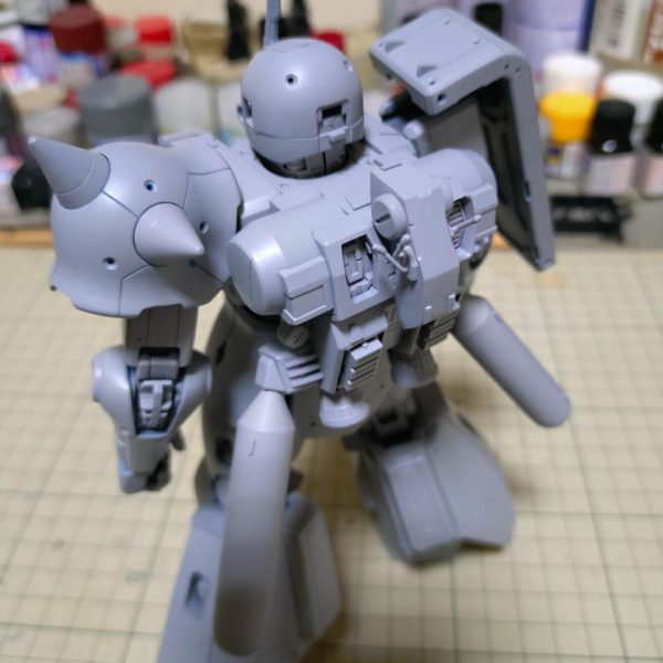 サフ吹き完了❗️サフ萌えぇ〜今回も時短目的で缶サフで（笑）吹き方さえ間違わなければ楽だしキレイに吹けるのを再認識しました。瓶のサフよりもコスパ悪いのがやっぱり難点だわな？と言いつつ、下地の黒も缶スプレーを買ってある（笑）締め切りまで時間が無いのでしょうがない………😅自分の場合サフはある程度胴体、手足と組んだ状態から吹いてます。関節周りは1度目は真っ直ぐな状態で吹いて、2度目は乾いてから曲げたフルに状態で吹いてます。バラしてから丁寧に持ち手で1個づつ塗るのが良いのかも知れませんが？横着者の私には無理………（笑）（4枚目）