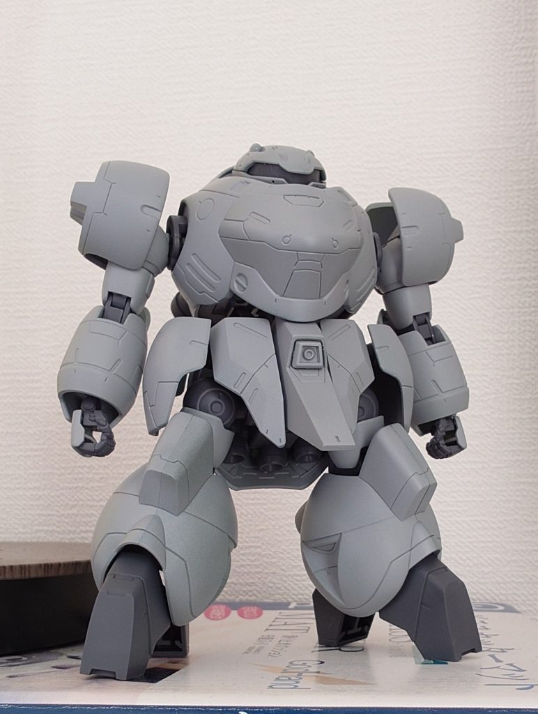 サフ吹きました。このあと色吹いて合わせ目消してまた色吹いて。。。ちょっと大変でした。素直に後ハメすればよかったです。